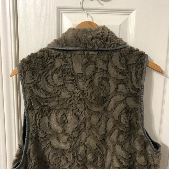 Altar’d State Dusty Olive faux fur vest cardigan - Picture 3 of 5